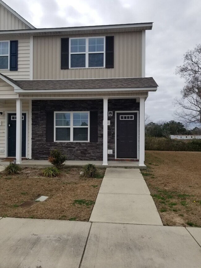 Building Photo - 2 bedroom, 2.5 bath end unit unfurnished townhouse in Sneads Ferry Justice Farm Townhome community