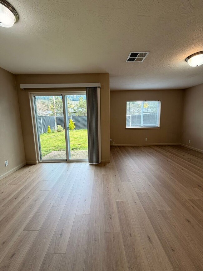 Building Photo - 3-Bedroom Duplex in Lowell