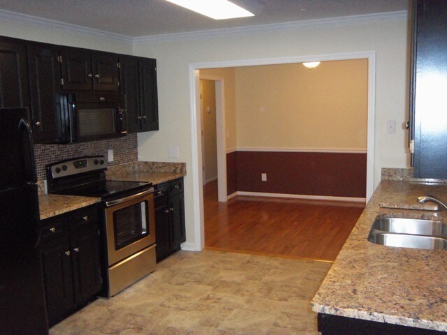 Building Photo - **AVA. 10/1, Possibly Sooner!** 3BR/2BA We...