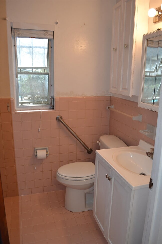 Building Photo - 1819 Mayhew St