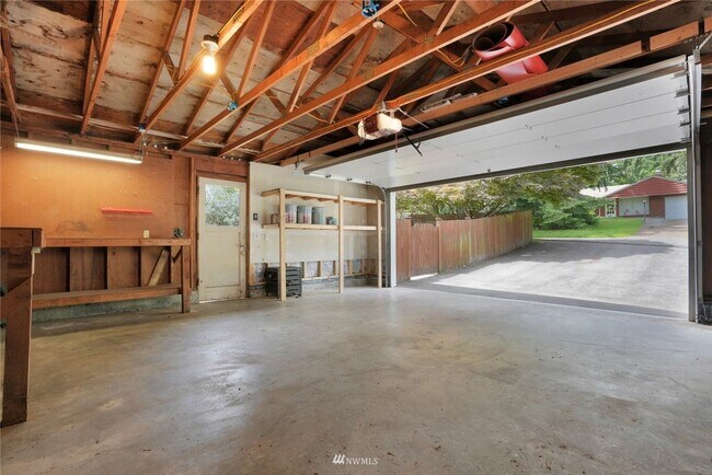 Building Photo - Spacious 5 Bed 3 Bath Home with In-Law Suite and huge yard in Olympic Hills
