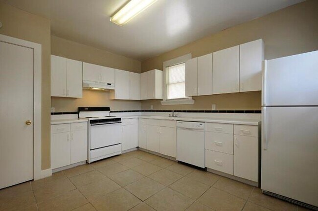 Building Photo - Upgraded and ready 5 bed 2 bath home next door to the 3 bed 2 bath home