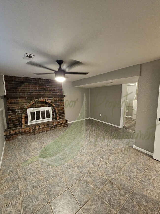 Building Photo - BEAUTIFUL UPDATES!!