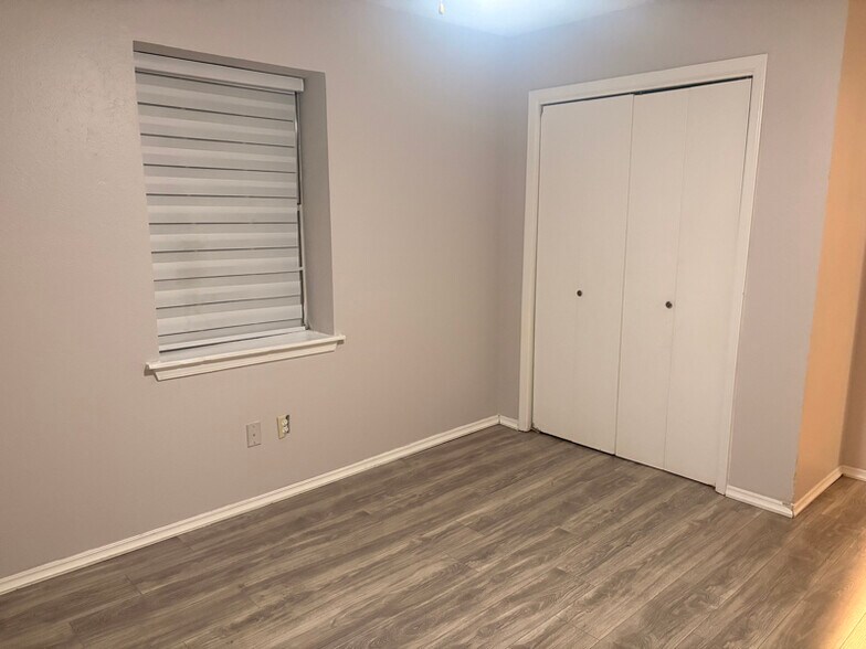 Building Photo - 2914 S Fielder Rd