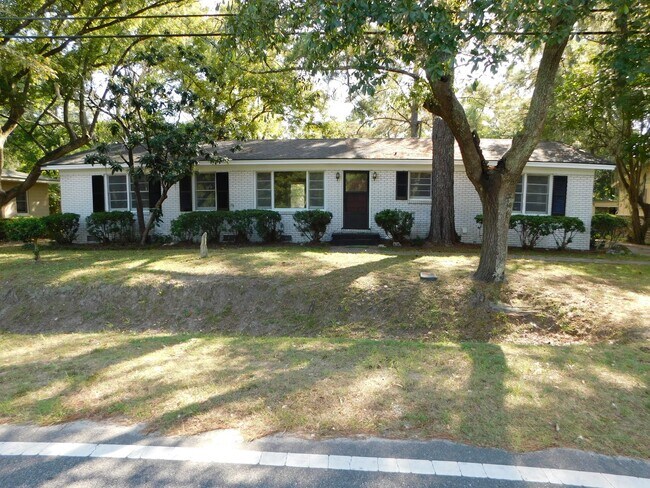 Building Photo - 1404 Lake Park Rd
