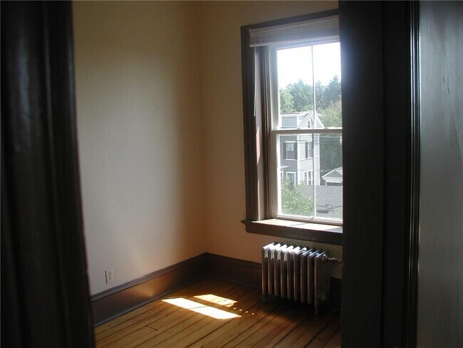 Building Photo - 100 Bowen St