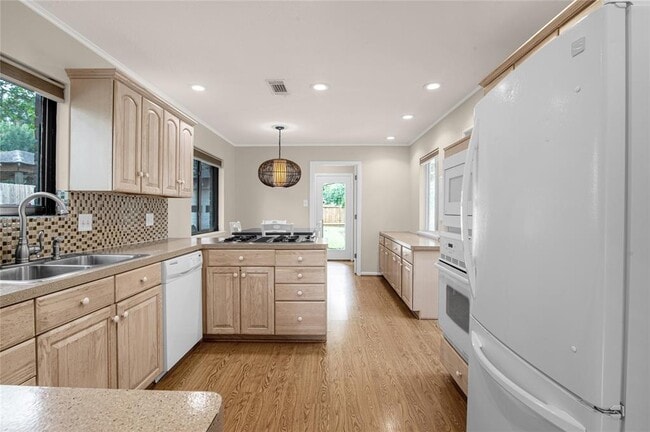 Building Photo - 319 Forest Lake Dr