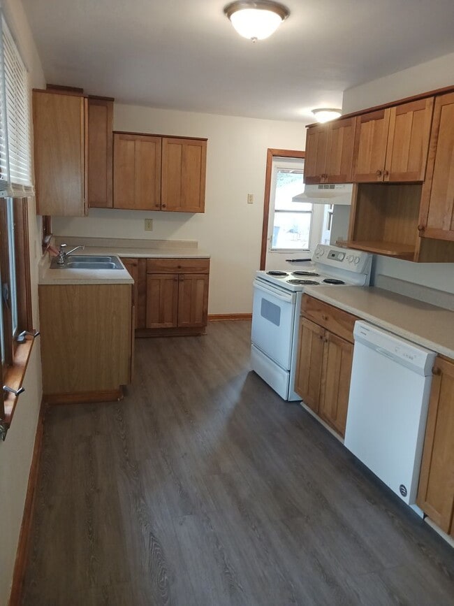 Building Photo - Beautiful 2 bed 2 bath home with large lot and 2 car garage