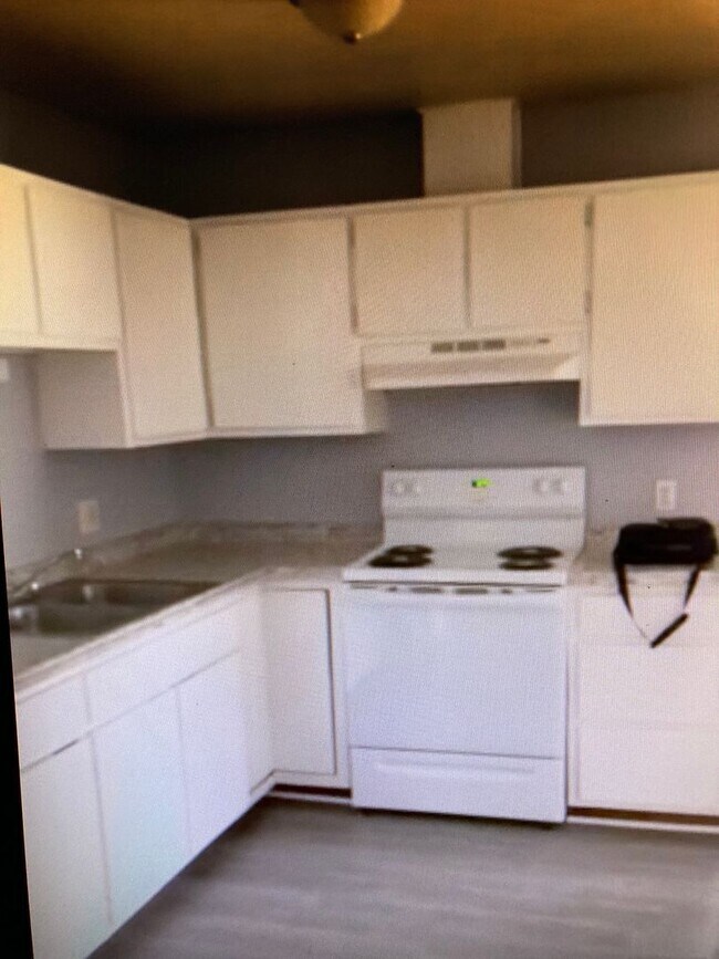Building Photo - Upstairs 1 Bedroom Apartment