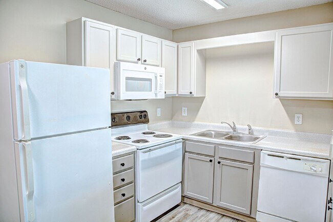 Building Photo - Two bedroom 2 bath apartment available