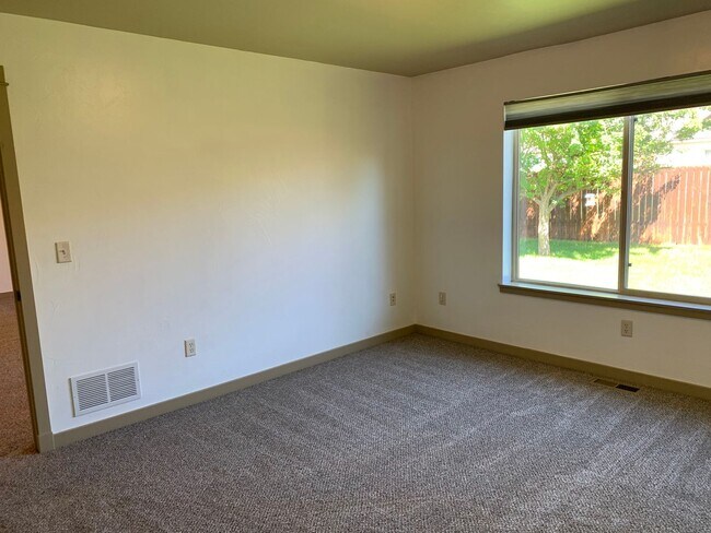 Building Photo - Beautifully Maintained Townhome