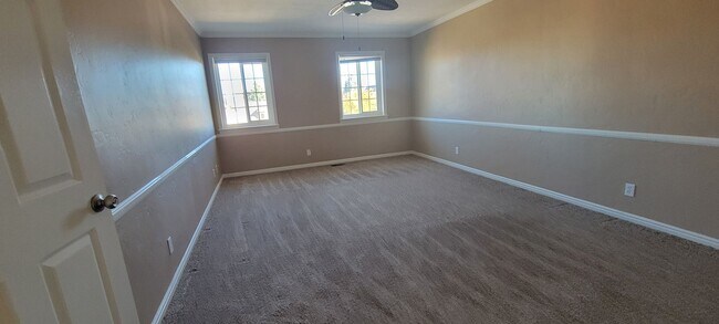 Building Photo - Beautiful house with natural light