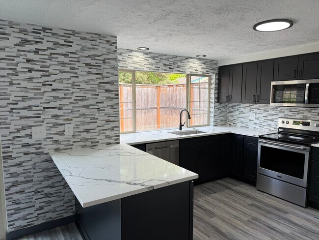 Building Photo - Beautifully updated 3 bedroom, 2 bath house in Eugene!