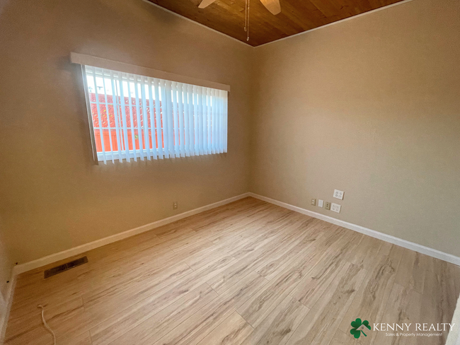 Building Photo - Large 2 Bedroom Home with Bonus room and G...