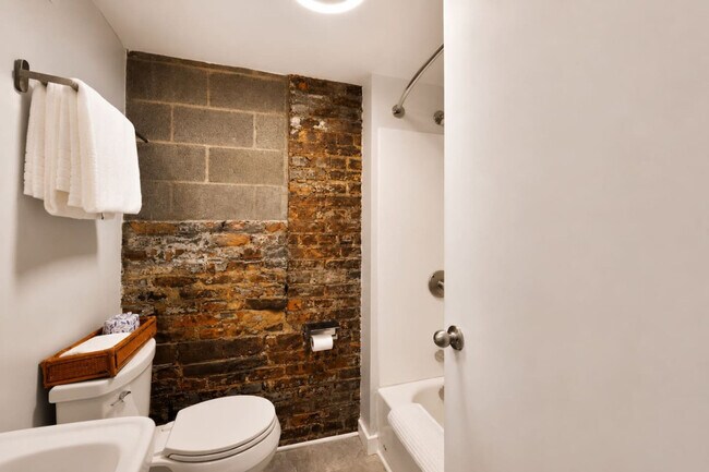 Building Photo - 1429 Elm St