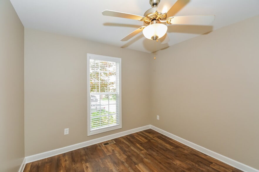 Building Photo - 117 Lakeside Ct