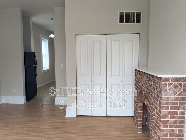 Building Photo - 229 Steins St