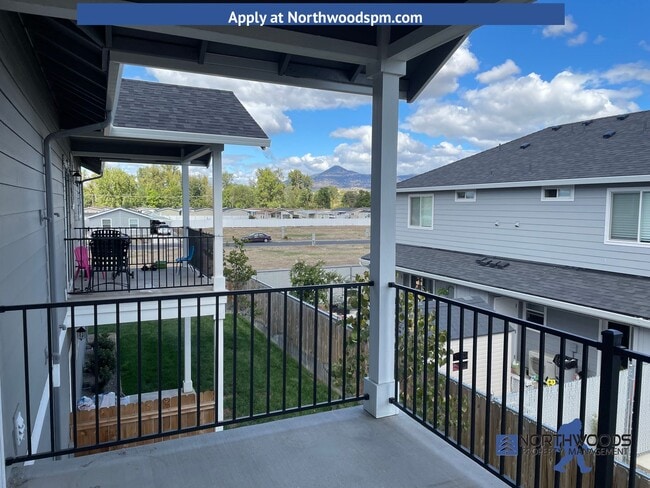 Building Photo - Very Nice 2 Bedroom 1 Bath Upstairs Apartment