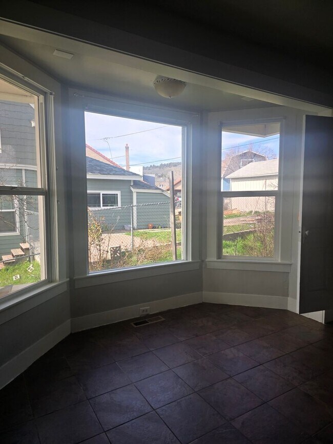 Building Photo - 3 bedroom 2 bath house