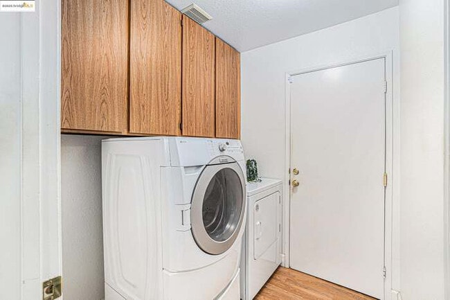 Building Photo - 1022 Village Dr