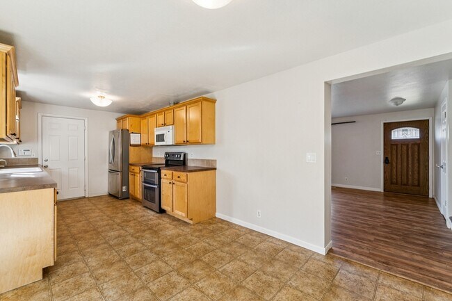 Building Photo - 420 S Five Mile Rd