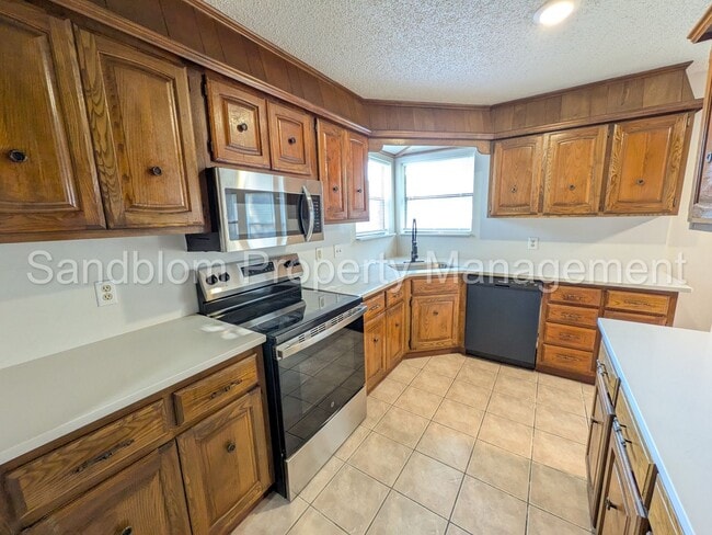 Building Photo - For Lease | Broken Arrow - Union Schools |...