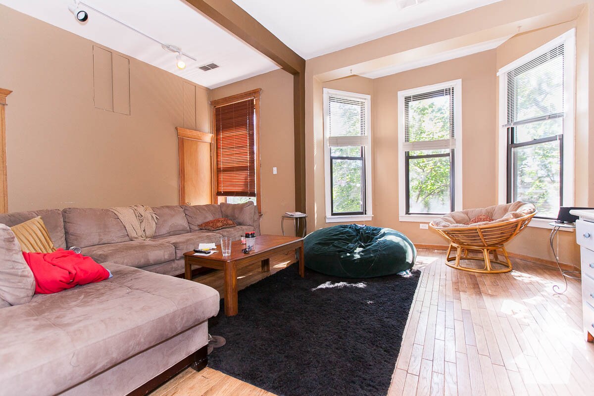 Building Photo - 3336 N Sheffield Ave