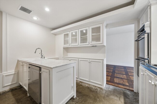 Building Photo - 2701 Westheimer Rd