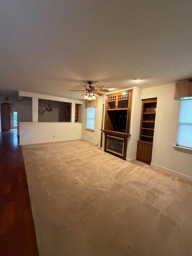 Building Photo - Beautiful 3 Bedroom and 2 Bathroom Home in East Sac $2,795.00 per month