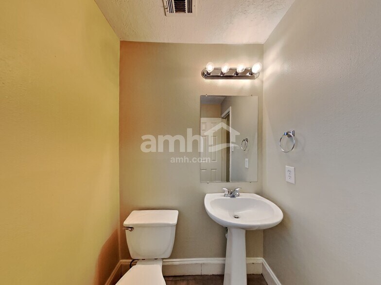 Building Photo - 20930 Grovedale Dr