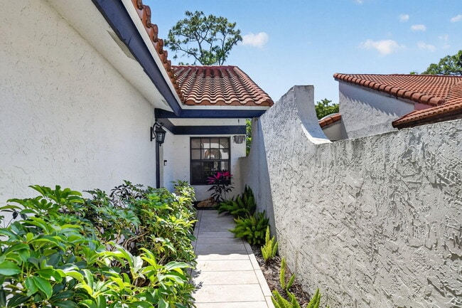 Building Photo - 1630 NW 22nd Ave