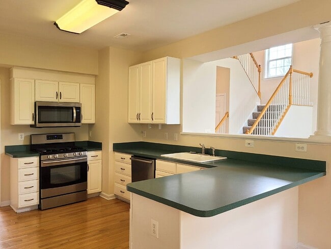 Building Photo - Hampton Oaks 4 BR Colonial with 1st Floor ...