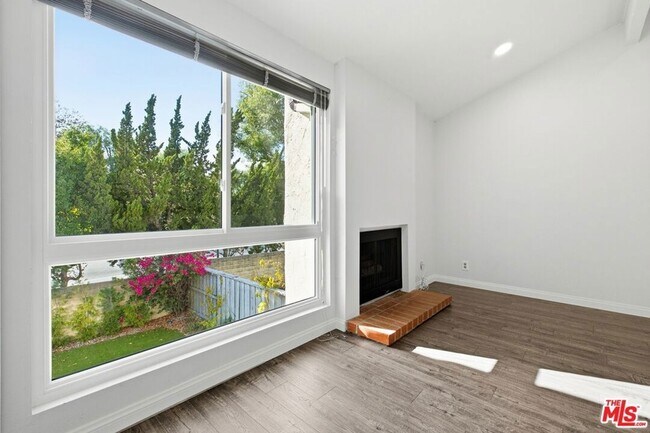 Building Photo - 833 Shadow Lake Dr