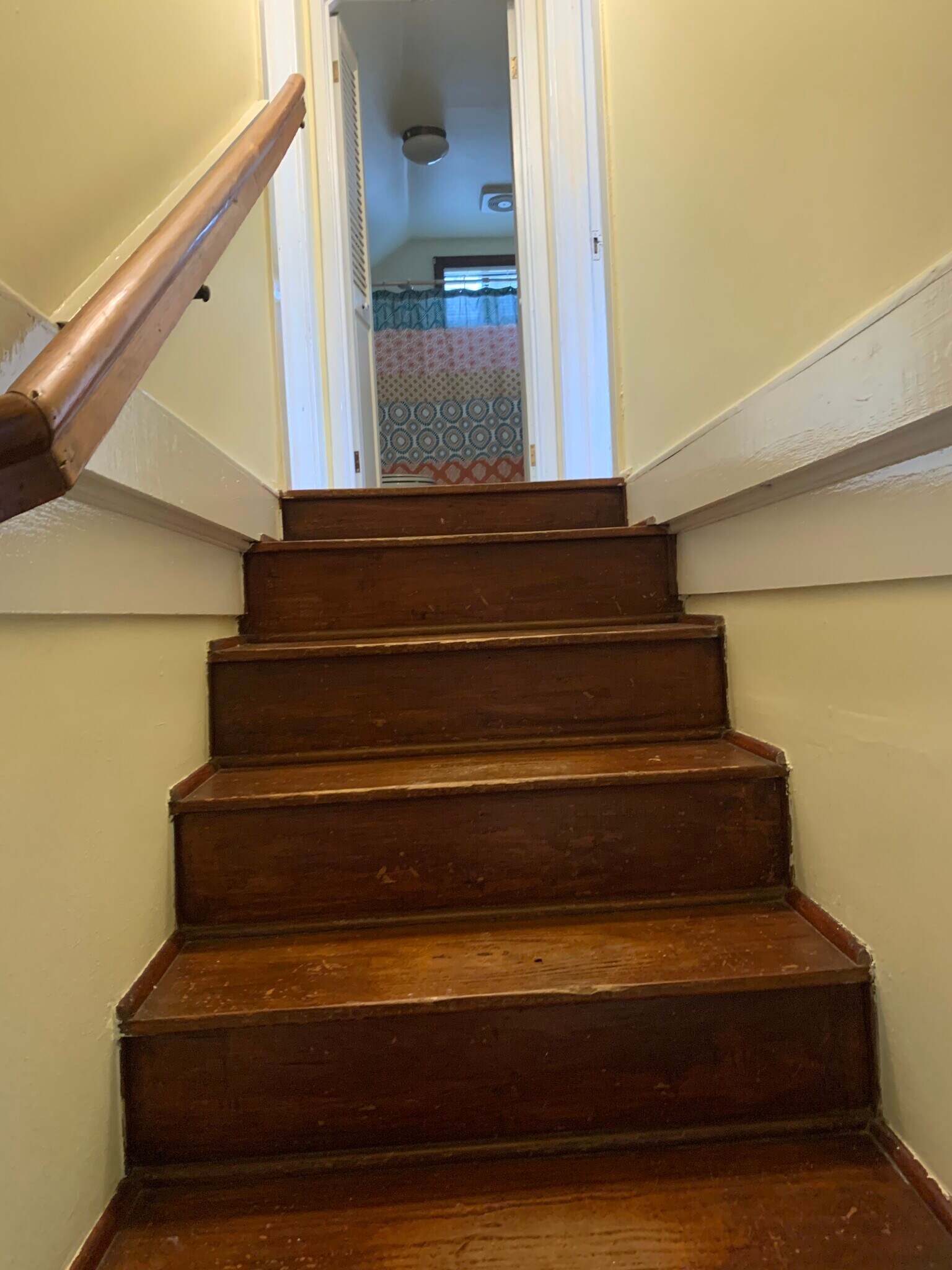 Stairwell leading two bedrooms and full bath - 820 N Jackson St