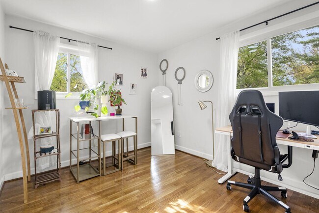 Building Photo - 3300 Manorwood Dr