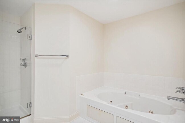 Building Photo - 10401 Strathmore Park Ct