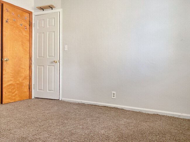 Building Photo - Cozy 4 bed 1.5 bath with a detached garage