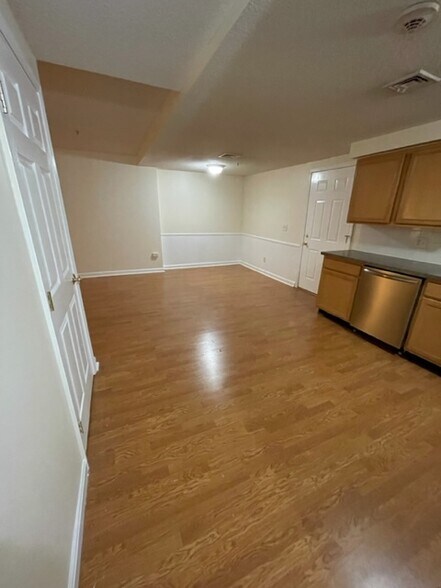 Dining Space/Kitchen - 31 Devereux St