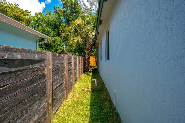 Building Photo - 638 NW 15th Ave