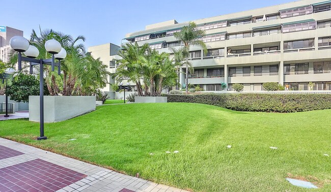 Building Photo - 880 W 1st St