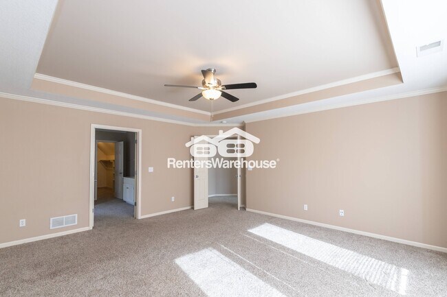 Building Photo - 5701 NE Hidden Meadow Dr