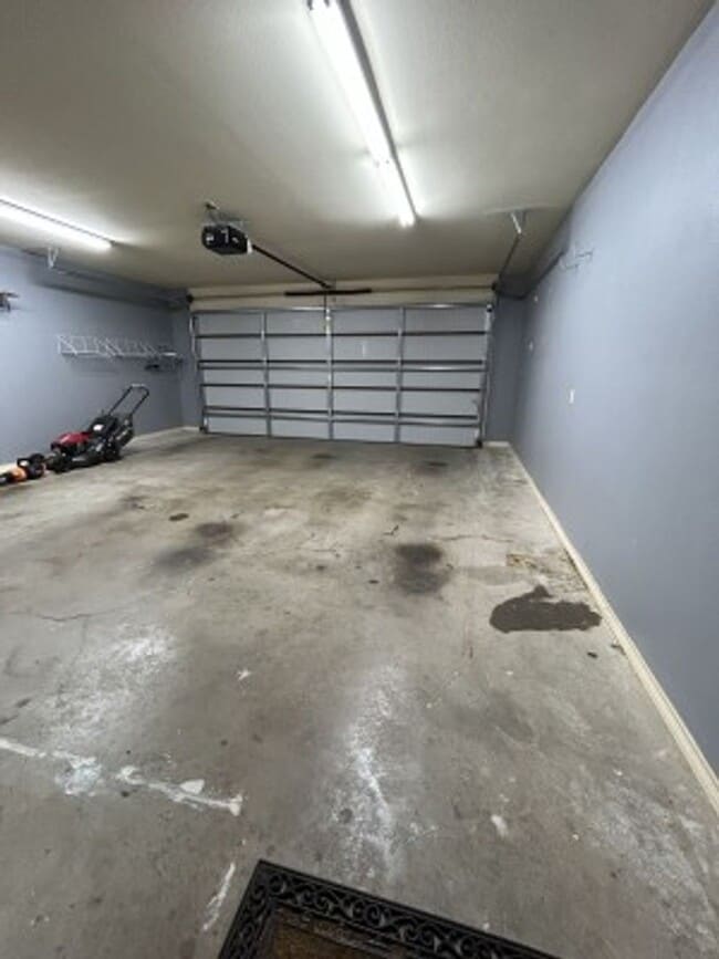 Building Photo - 617 Huntwick Ln