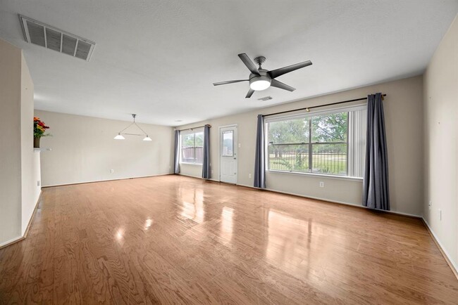 Building Photo - 8016 Golf Green Cir