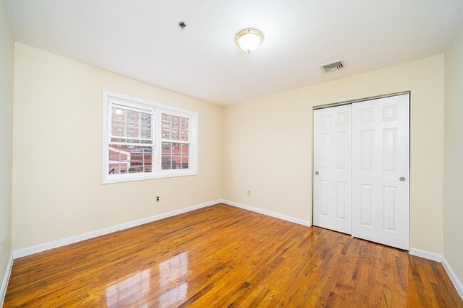 Building Photo - 524 4th St