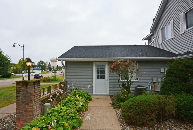 Building Photo - Beautiful 2-Bed 1-Bath Home Available in O...