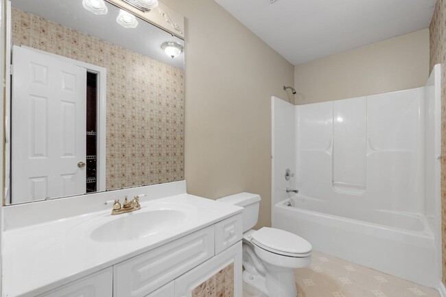 Building Photo - Spacious 3 Bedroom Home Near Downtown Gree...