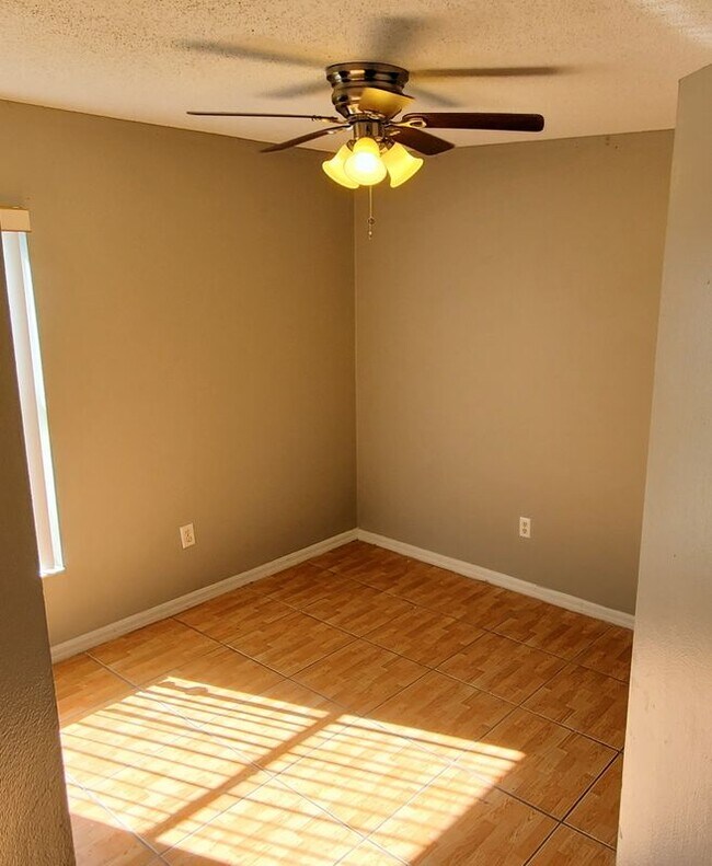 Building Photo - 2370 Harbor Town Dr