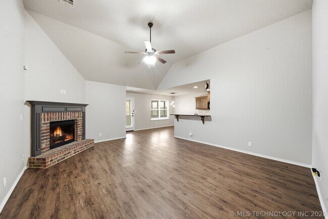 Building Photo - 13328 S 21st Pl
