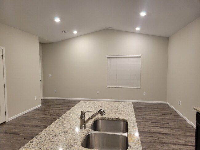 Building Photo - 1309 N Azena St