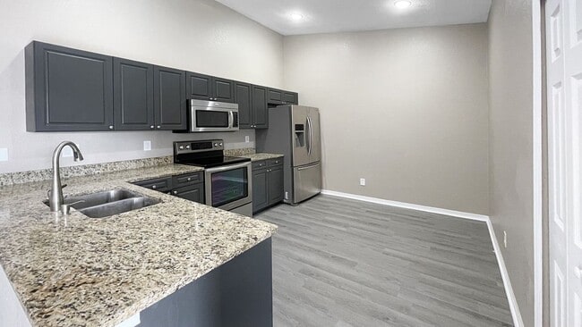 Building Photo - 2602 Sunniland Blvd